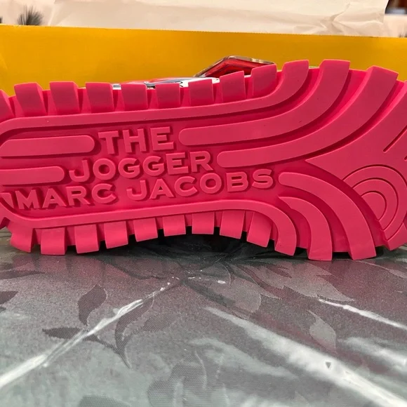 Marc Jacobs Peanuts Jogger Box in Black and Yellow - Picture 9 of 11
